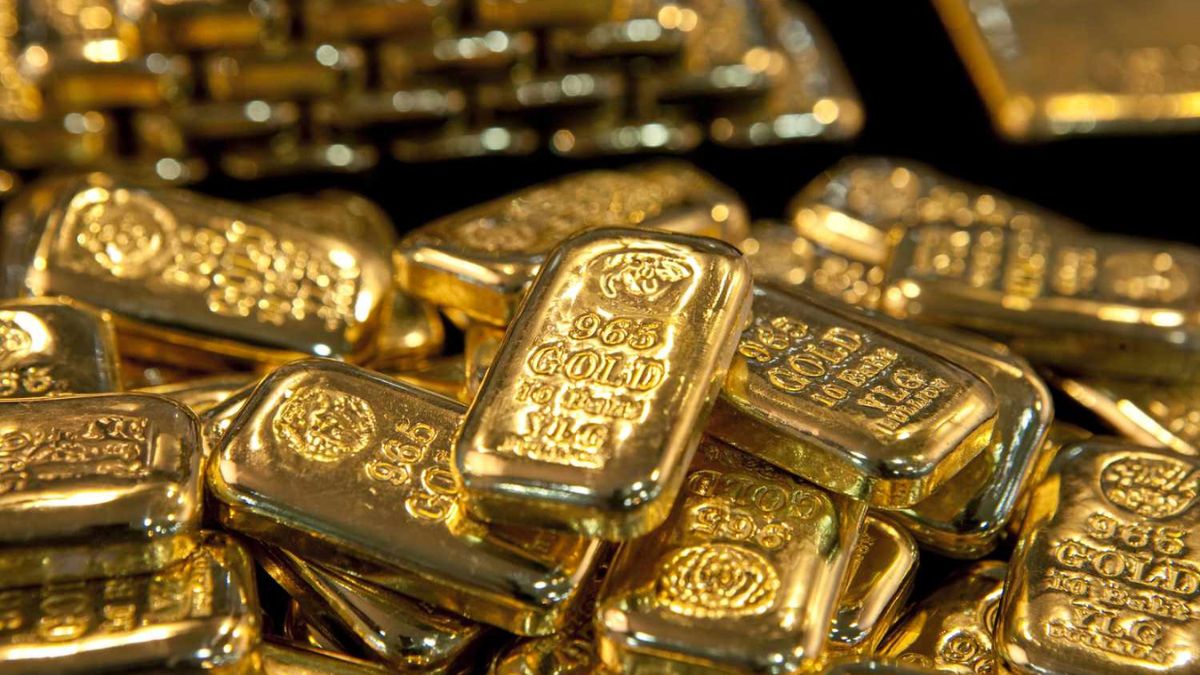Metals Surge: Gold Hits $5k Record as Fed Rate Cuts Fuel Rally